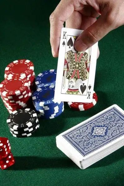Antarmuka aplikasi mobile kdtoto menampilkan pasar sepak bola dan permainan kasino langsung